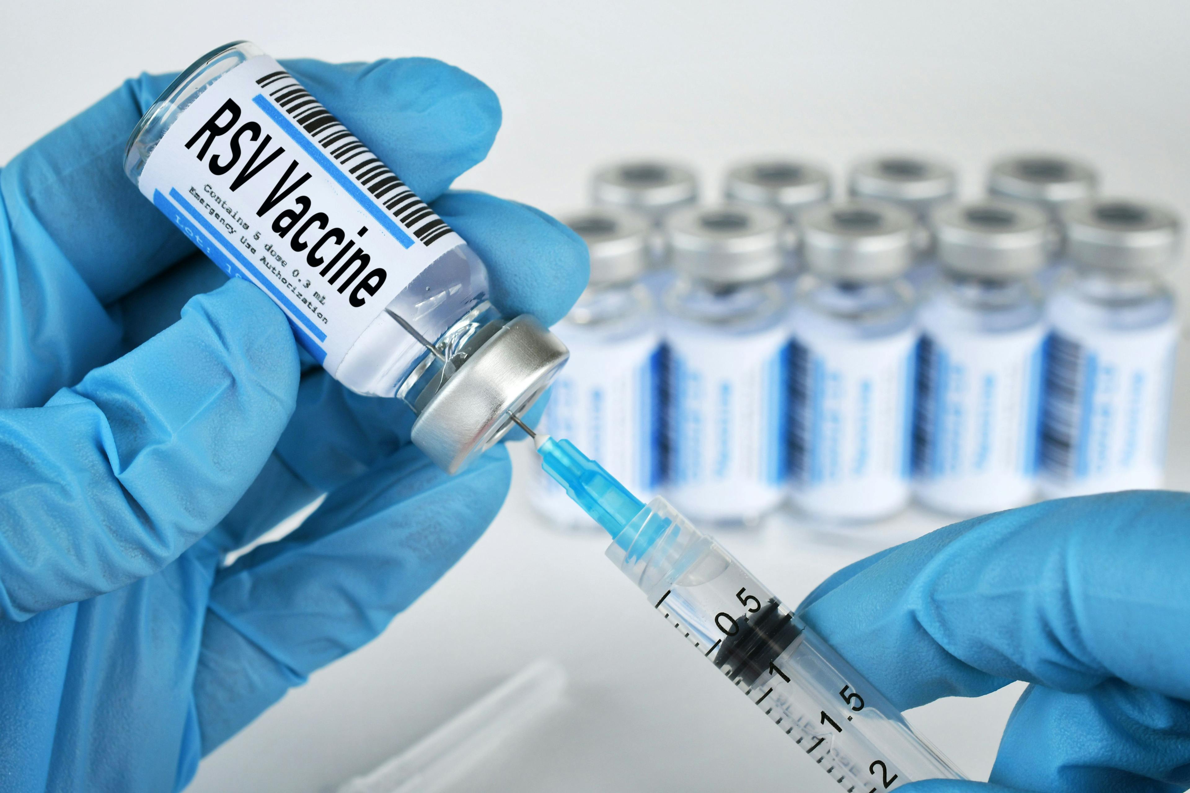 带注射器的 RSV 疫苗瓶 - 呼吸道合胞病毒注射 - 图片来源：MargJohnsonVA |stock.adobe.com