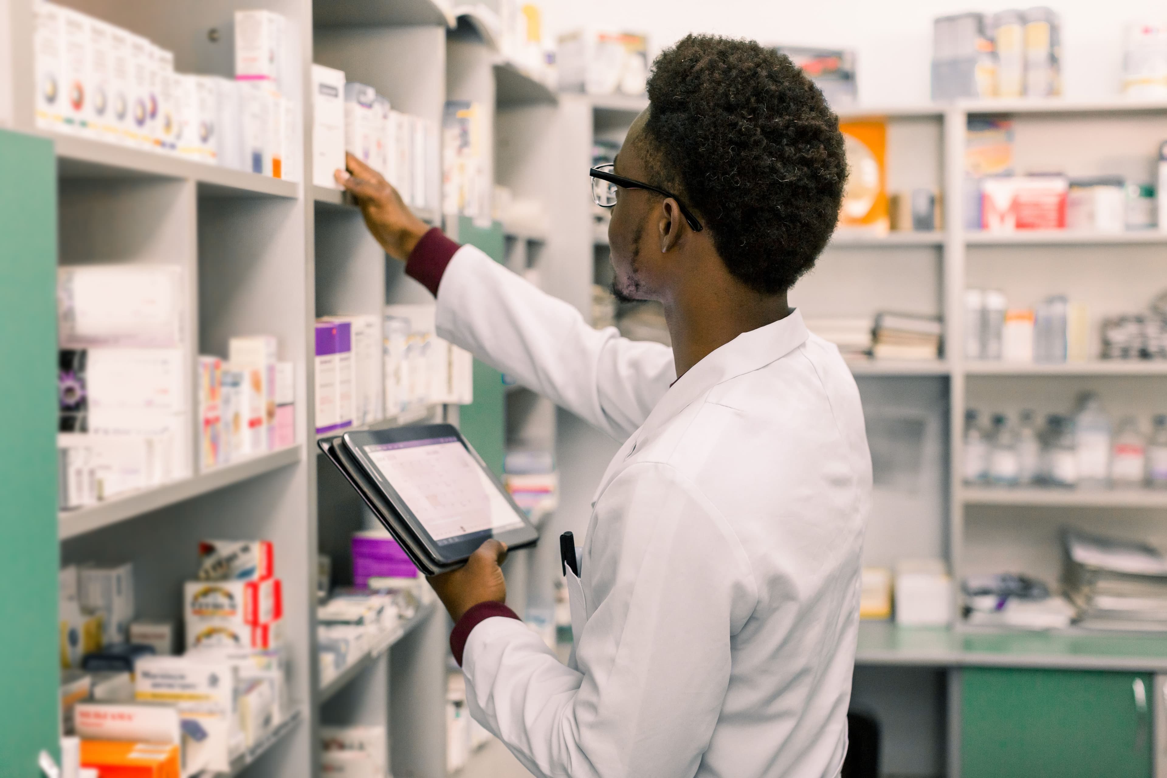 Pharmacy Technician Advice: Navigating Regulations, Communication, and Professional Growth