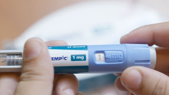 Qawra, Malta - 21.08.2024 - Semaglutide, Ozempic. Drug for diabetes and weight loss. Close up on injector pen in hands. High quality photo - Image credit: Starmarpro | stock.adobe.com 