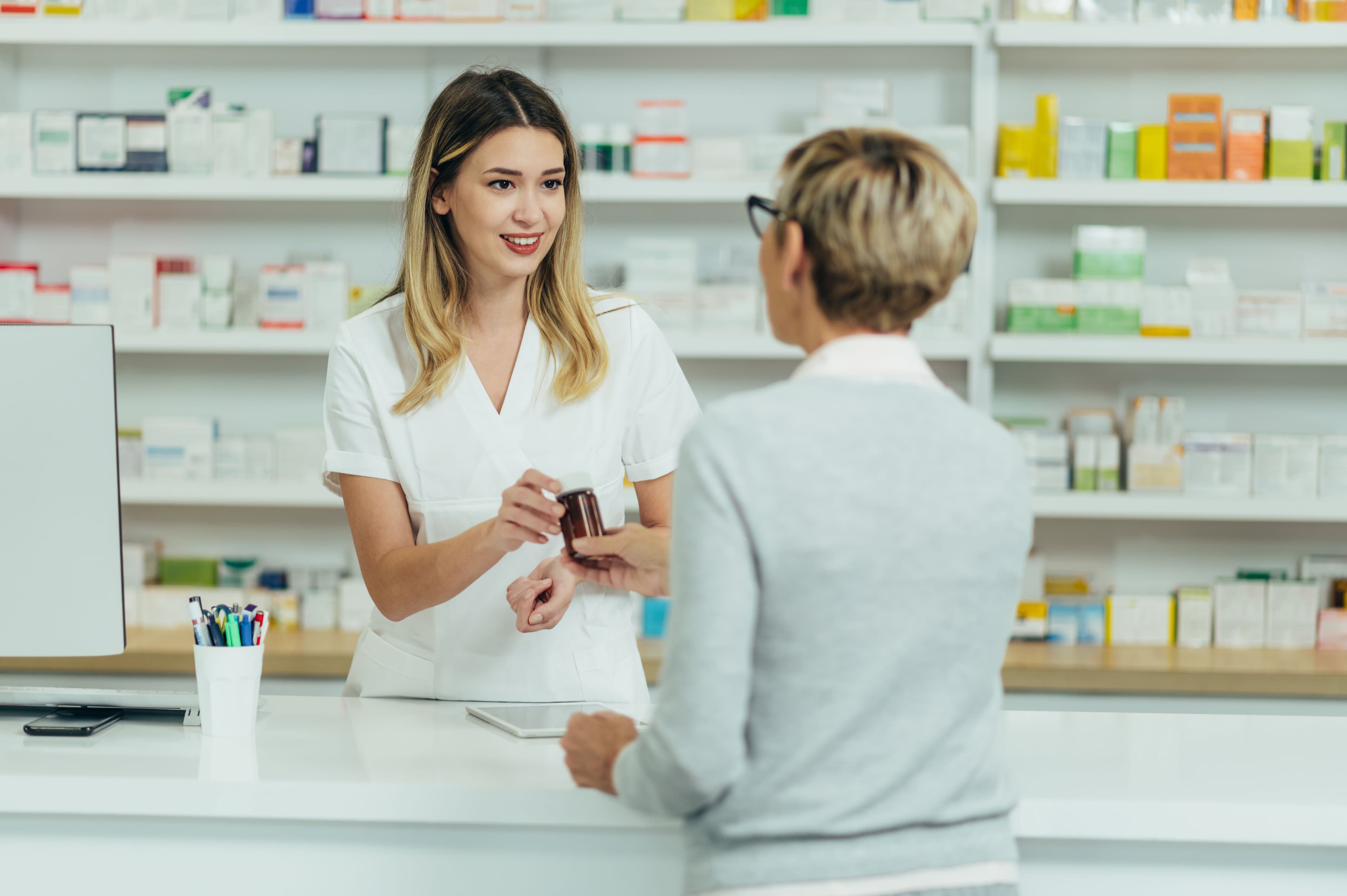 Pharmacist and a patient -- Image credit: Zamrznuti tonovi | stock.adobe.com